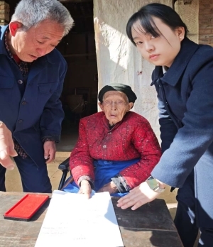 九十三岁老人行动不便，银行上门服务暖人心