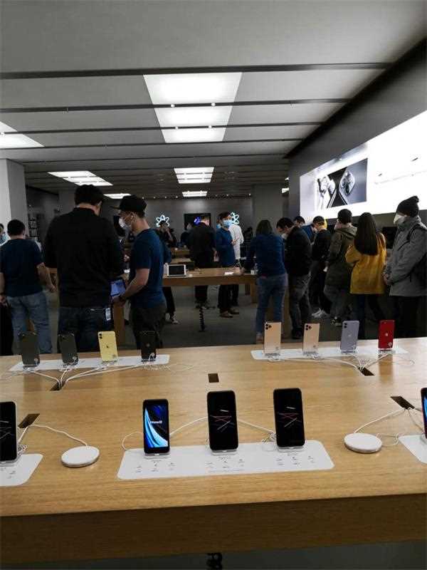 开战！3299元苹果iPhone SE首销 撞上华为发布2399元5G手机