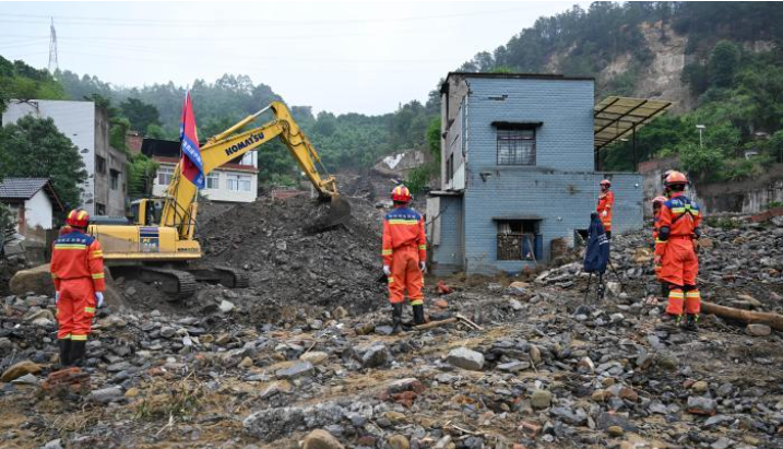 重庆永川山洪地灾救援次日见闻：空地协同拉网搜救 安置点内食宿无忧